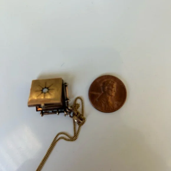 Vintage Antique 1890 Gold Locket with an Opal Necklace - Picture 3 of 7